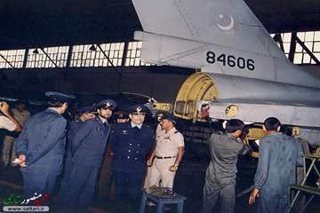 بازدید ستاری و هیئت همراه از جنگنده میرآژ 3 در پایگاه هوایی پاکستان