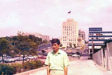 ستاری در کنار ساختمان های دولتی شهر «آستین»؛ ایالت تگزاس آمریکا-1971