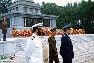 بازدید ستاری و حجت الاسلام والمسللمین شهیدی (ردیف دوم نفر وسط) از بناهای یادبود در کره شمالی