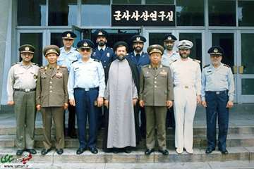 سرلشگر ستاری، حجت الاسلام شهیدی، سرتیپ شوقی و سرهنگ پیران در دیدار با مقامات نظامی کره شمالی؛ 1369