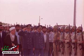 امیر سرلشکر منصور ستاری فرمانده نیروی هوایی در کنار آیت الله هاشمی رفسنجانی رئیس جمهور وقت