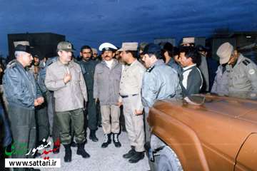 فرمانده نیروی هوایی در کنار آیت الله هاشمی رفسنجانی رئیس جمهور وقت