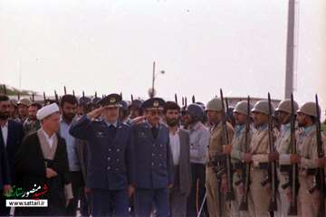 امیر سرلشکر منصور ستاری فرمانده نیروی هوایی در کنار آیت الله هاشمی رفسنجانی رئیس جمهور وقت